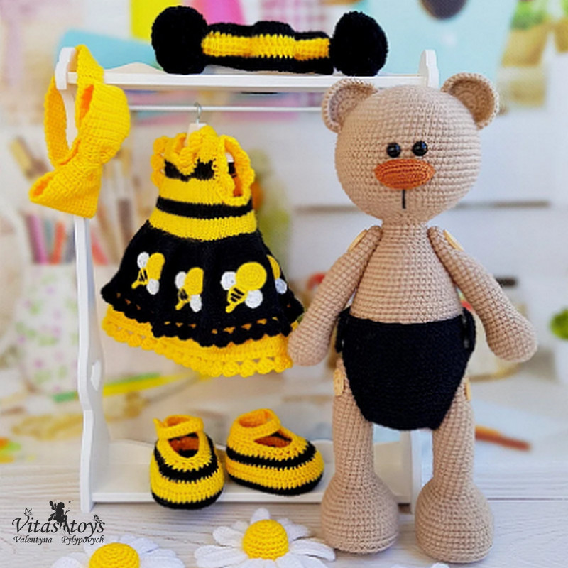 Knitted clothes for bear.png