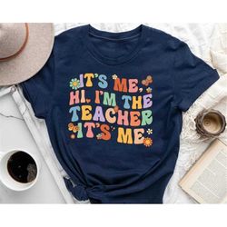 it's me hi i'm the teacher groovy vsco y2k style teacher day 2023 sweatshirt hoodie vacation 2023 gift for men women