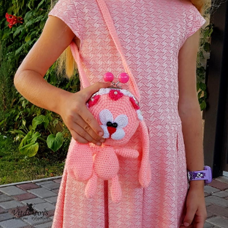 crochet bag girl.png