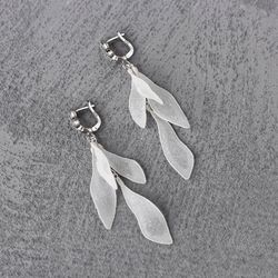 Bridal earrings with shiny leaves, boho wedding earrings, minimalist white earrigs, long silver earrings
