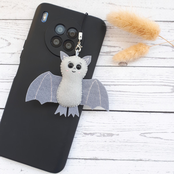 cute-bat-phone-charm