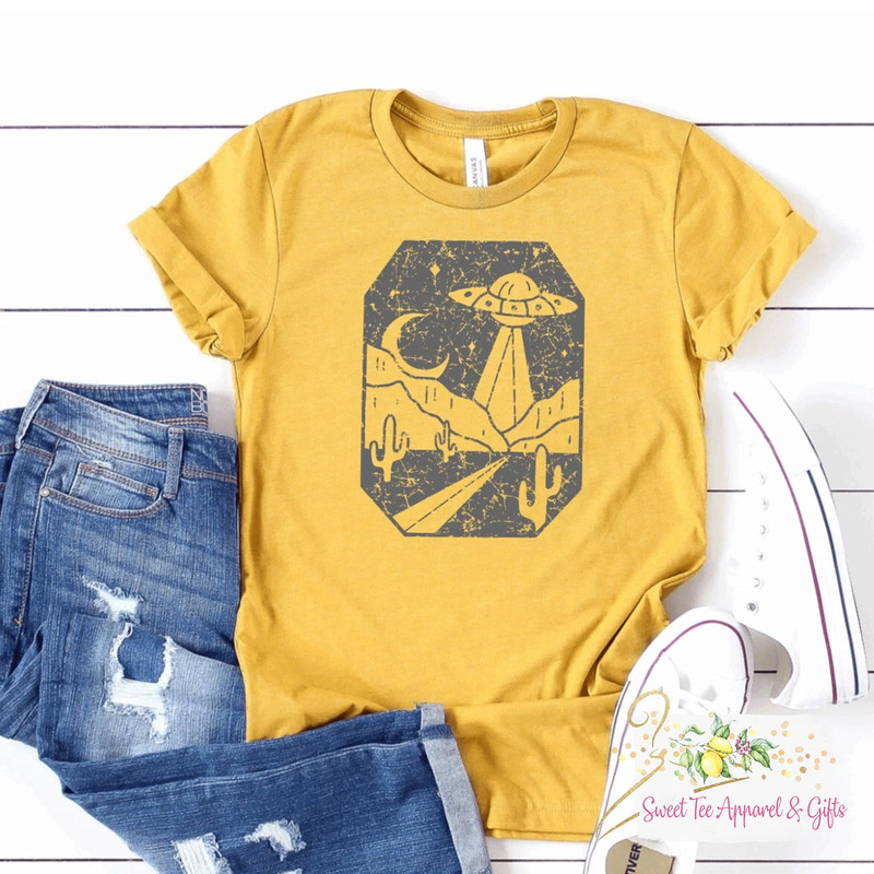 Flying saucer desert scene t-shirt - UFO shirt - Alien shirt - Gift idea for friend - Flying saucer shirt - Cute t-shirt - Graphic - 1.jpg