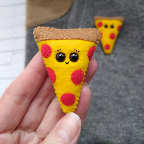 Pepperoni-pizza-brooch