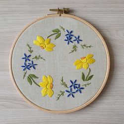 Hand embroidery kit Daffodils, craft kit for Beginners and Beyond, easy embroidery wreath of daffodils