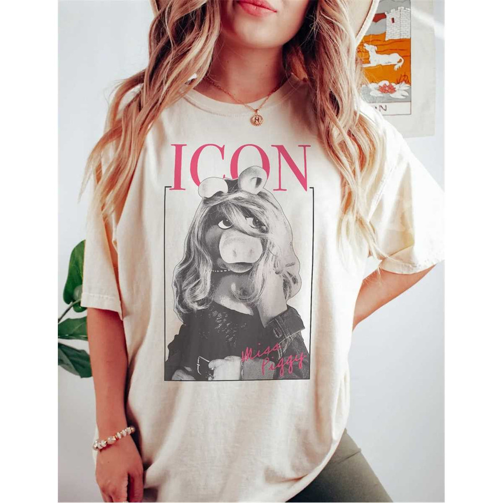 MR-2182023181723-vintage-disney-muppets-miss-piggy-icon-poster-t-shirt-comfort-image-1.jpg