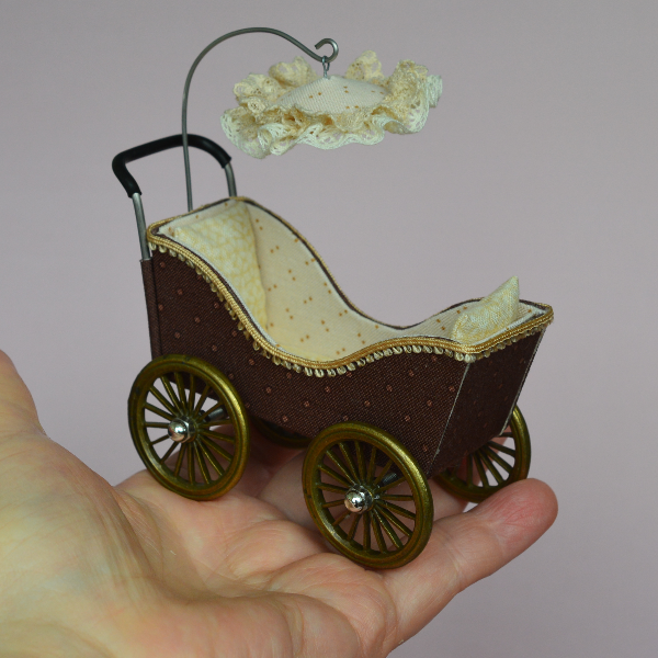 Handmade- miniature- stroller- for- small- dolls-2