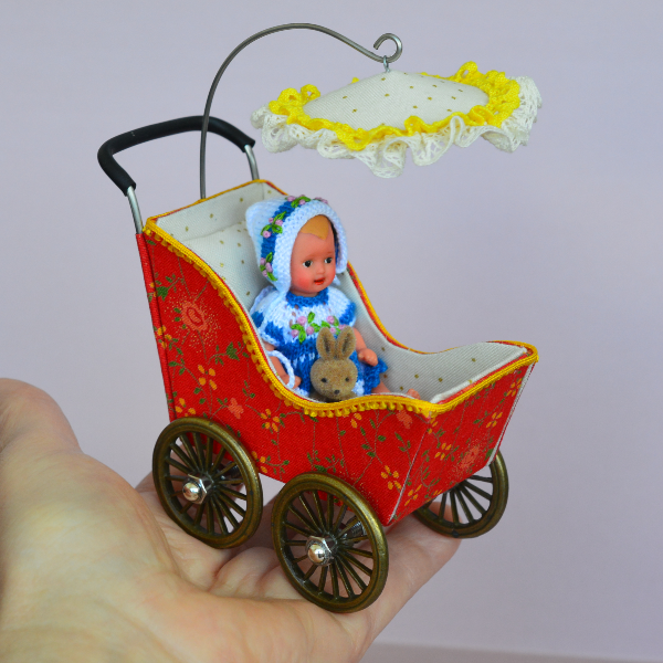 Miniature- toy- stroller- for- a -little- doll-2