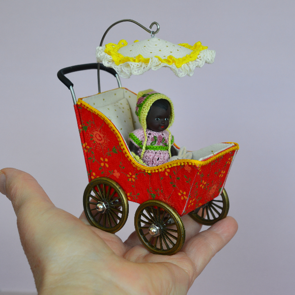 Miniature- toy- stroller- for- a -little- doll-3