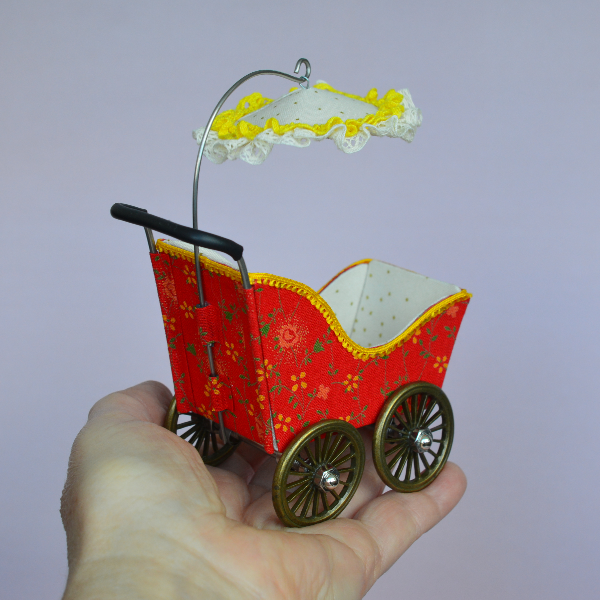 Miniature- toy- stroller- for- a -little- doll-8