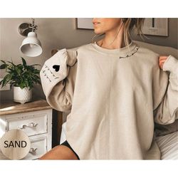 custom mama sweatshirt with kid name on sleeve, personalized mom sweater minimalist mommy custom gift for mother, mom gi