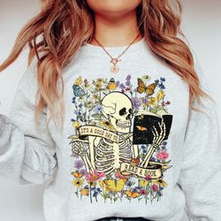 skeleton reading sweatshirt, bookish halloween sweatshirt, bookish sweater, its a good day to read a