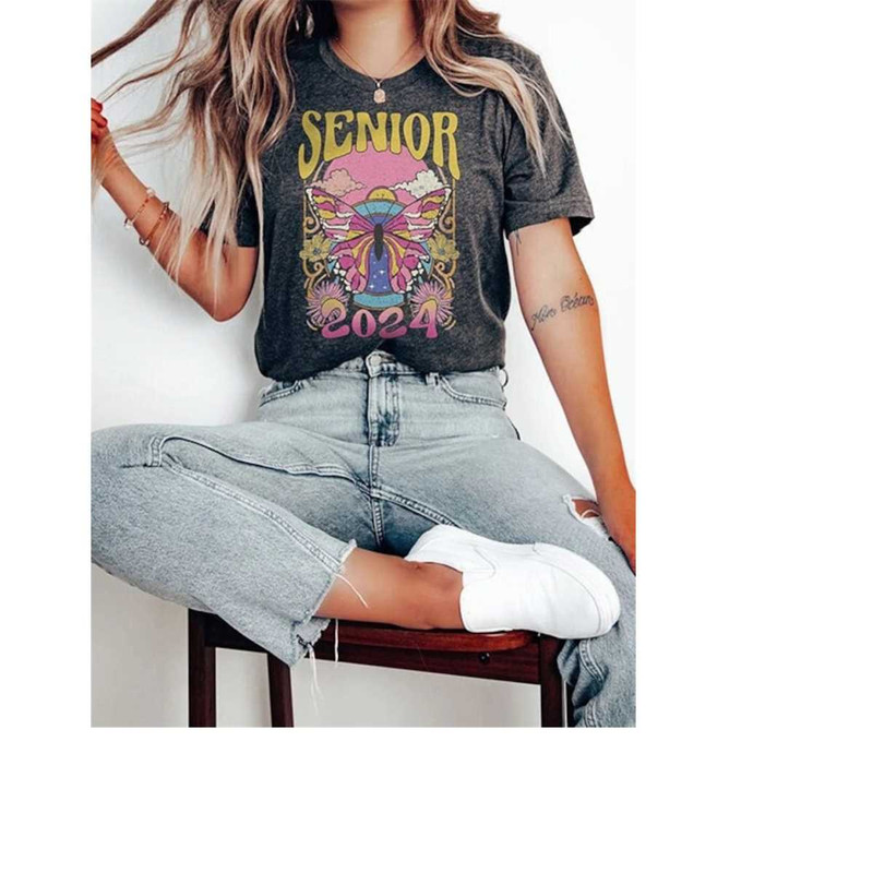 MR-2682023122824-retro-senior-shirt-class-of-2024-tshirt-butterfly-college-dark-grey-heather.jpg