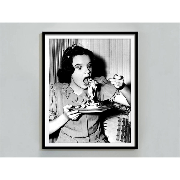 MR-3182023161157-judy-garland-eating-spaghetti-print-black-and-white-vintage-photography-pasta-poster-old-hollywood-decor-kitchen-wall-art-retro-poster.jpg
