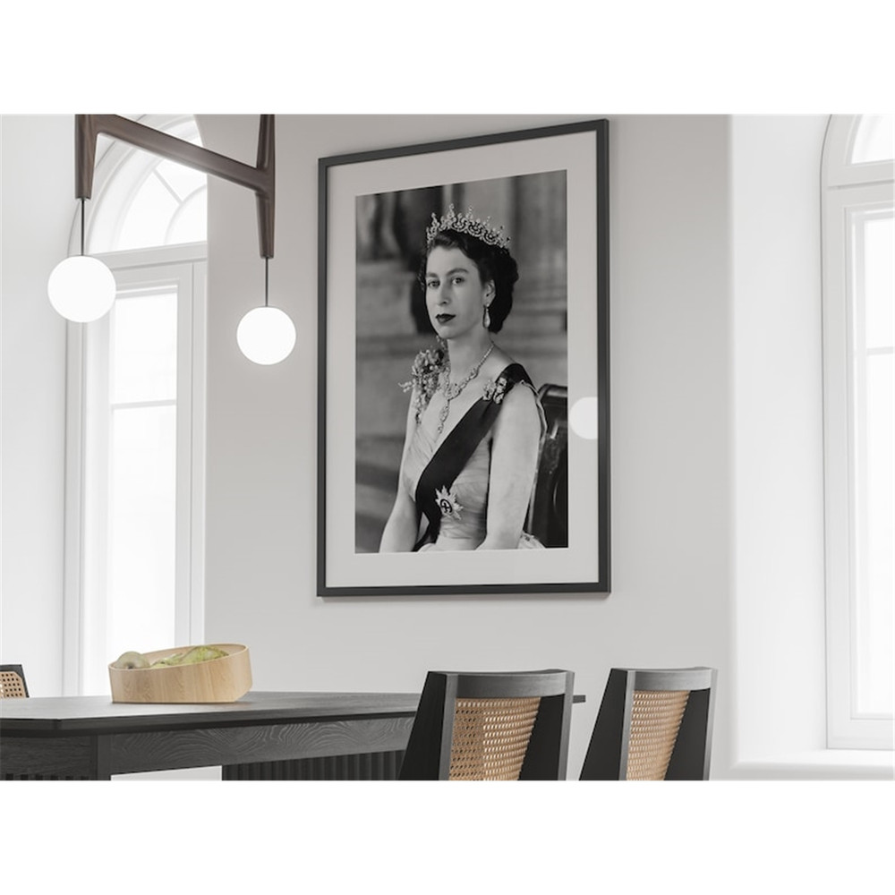 MR-592023142745-queen-elizabeth-print-platinum-jubilee-vintage-print-queen-image-1.jpg