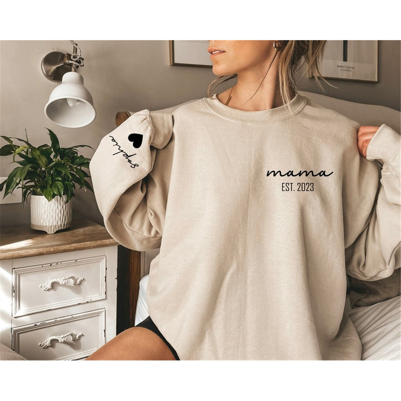 MR-9920239460-personalized-mama-sweatshirt-with-kid-name-on-sleeve-mama-image-1.jpg