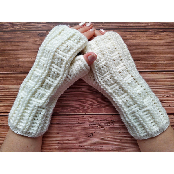 fingerless gloves crochet.jpg