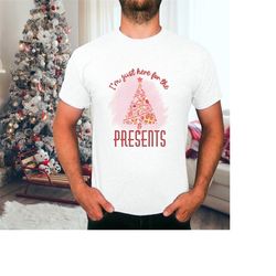 sarcastic xmas t-shirt for women, funny christmas shirt for men, i'm just here for the presents, pink tree design.