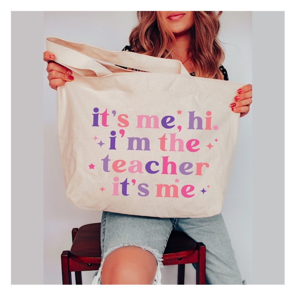 MR-2192023134548-teacher-tote-bag-its-me-hi-im-the-teacher-its-me-teacher-era-image-1.jpg