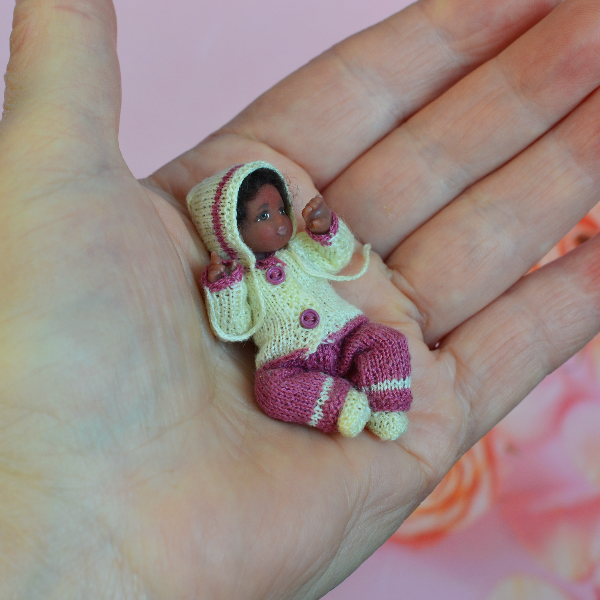 A- baby- for- the- dollhouse-5