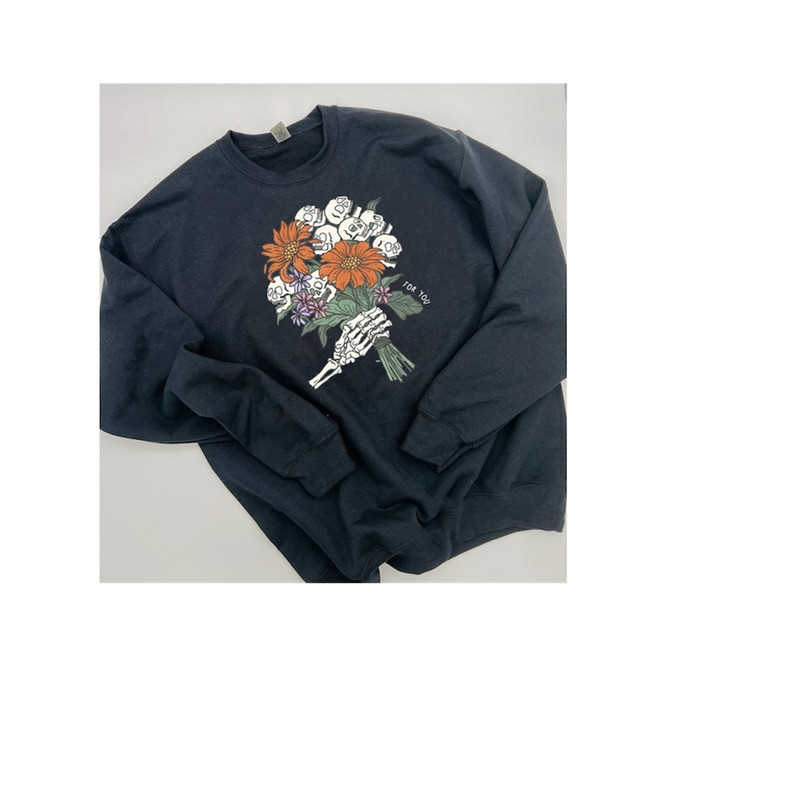 MR-289202316108-halloween-skeleton-crewneck-sweatshirt-skeleton-bouquet-image-1.jpg