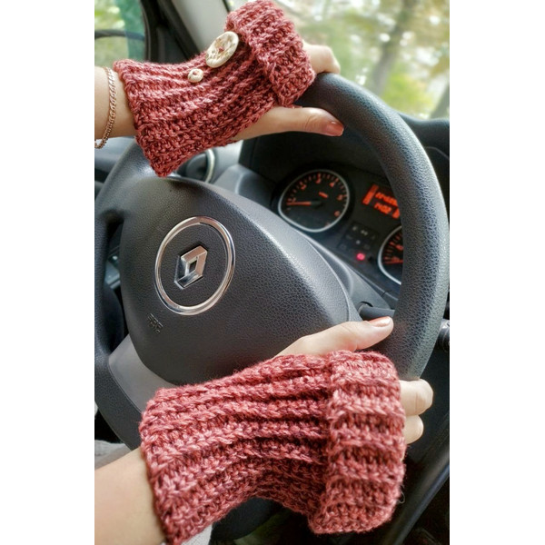 crochet fingerless gloves.png