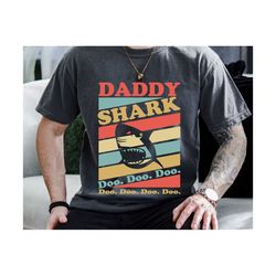 daddy shark doo doo doo svg, daddy shark birthday svg, father's day svg, daddy shark shirt design, new dad svg, gift for