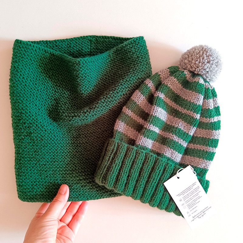Set: Women handknit Slytherin pompom hat and knit Neckwarmer