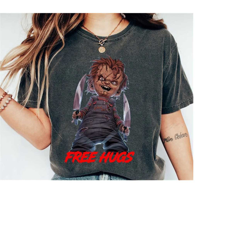MR-610202310118-chucky-free-hugs-childs-play-horror-movie-fan-comfort-colors-image-1.jpg