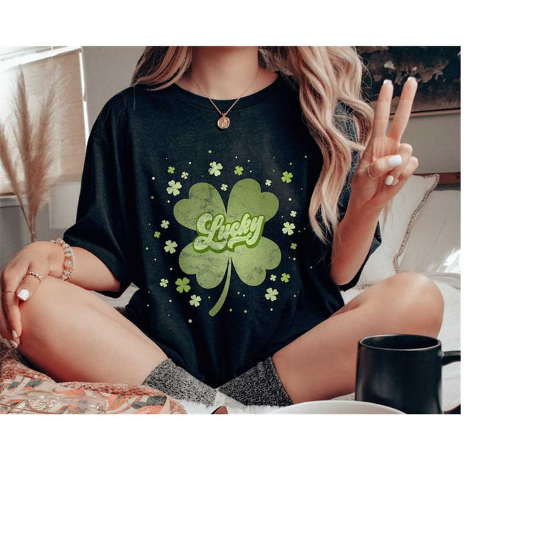 MR-7102023103010-retro-st-patricks-day-shirt-shamrock-shirt-retro-lucky-dark-grey-heather.jpg