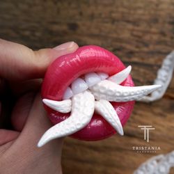 Lips brooch with tentacles