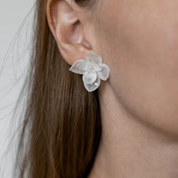 Flower bridal earrings, shiny floral earrings, boho wedding earrings, minimalist white earrigs, white botanical earrings