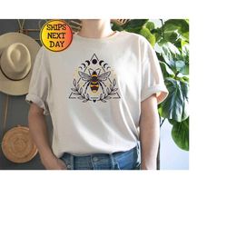 Bee Botanical Shirt, Bee T-Shirt, Nature Shirt, Summer Shirt, Gift For Her, Cute Bee Shirt, Bee Wildflower Shirt, Mom Sh