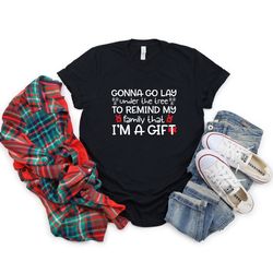 gonna go lay under the tree to remind my family that im a gift shirt, gonna go lay christmas shirt, my family that ima g