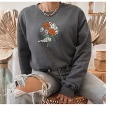 floral skull hoodie, skeleton flower sweat, skull bouquet sweater, halloween party sweater, fall flower sweater, fall s