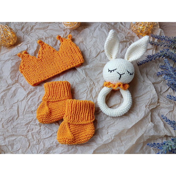Gift box for baby set orange rodents bunny, crown, booties.jpg
