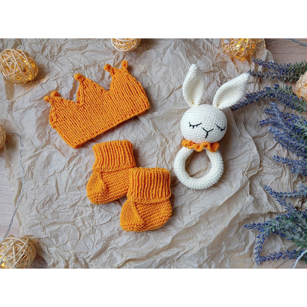 Gift box for baby set orange rodents bunny, crown, booties.jpg