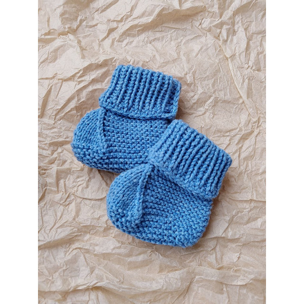 Gift box for baby set blue booties.jpg