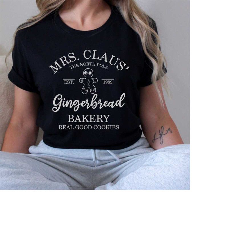 MR-1810202318341-mrs-clause-gingerbread-christmas-sweatshirt-women-christmas-image-1.jpg
