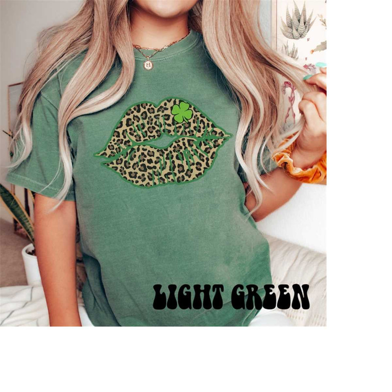 MR-20102023181320-shamrock-leopard-lips-st-patricks-day-t-shirt-comfort-image-1.jpg