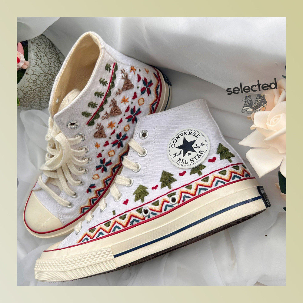 Christmas Tree Embroidered Converse, Converse Custom Christmas, Christmas Shoes Chuck Taylor 1970s, Converse Embroidered Flowers Christmas - 1.jpg