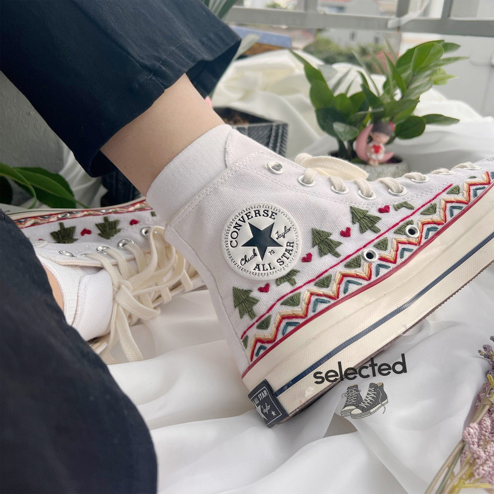 Christmas Tree Embroidered Converse, Converse Custom Christmas, Christmas Shoes Chuck Taylor 1970s, Converse Embroidered Flowers Christmas - 4.jpg