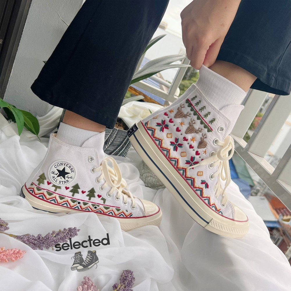 Christmas Tree Embroidered Converse, Converse Custom Christmas, Christmas Shoes Chuck Taylor 1970s, Converse Embroidered Flowers Christmas - 5.jpg