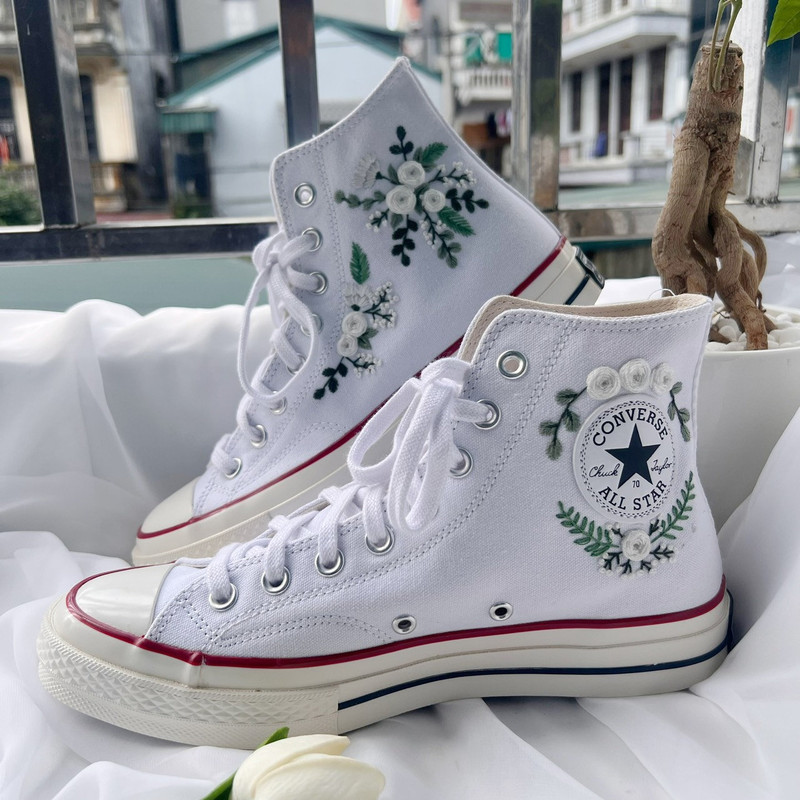 Custom Floral Embroidered Shoes, Handmade Embroidered Converse, Converse Custom, Converse Wreath Flower, Custom Flower Chuck Taylor 1970s - 2.jpg