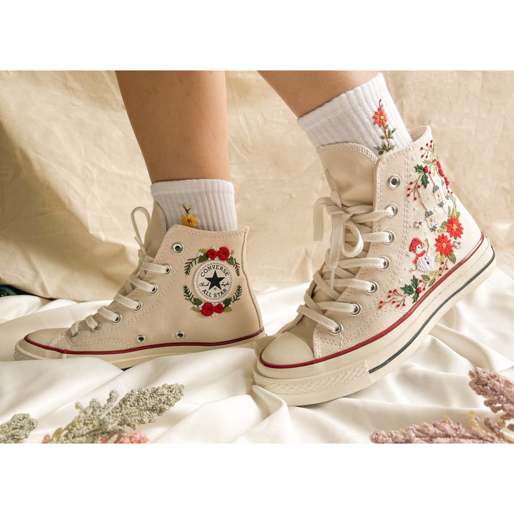 Custom Floral Embroidered Shoes, Handmade Embroidered Converse, Converse Custom, Converse Wreath Flower, Custom Flower Chuck Taylor 1970s - 4.jpg