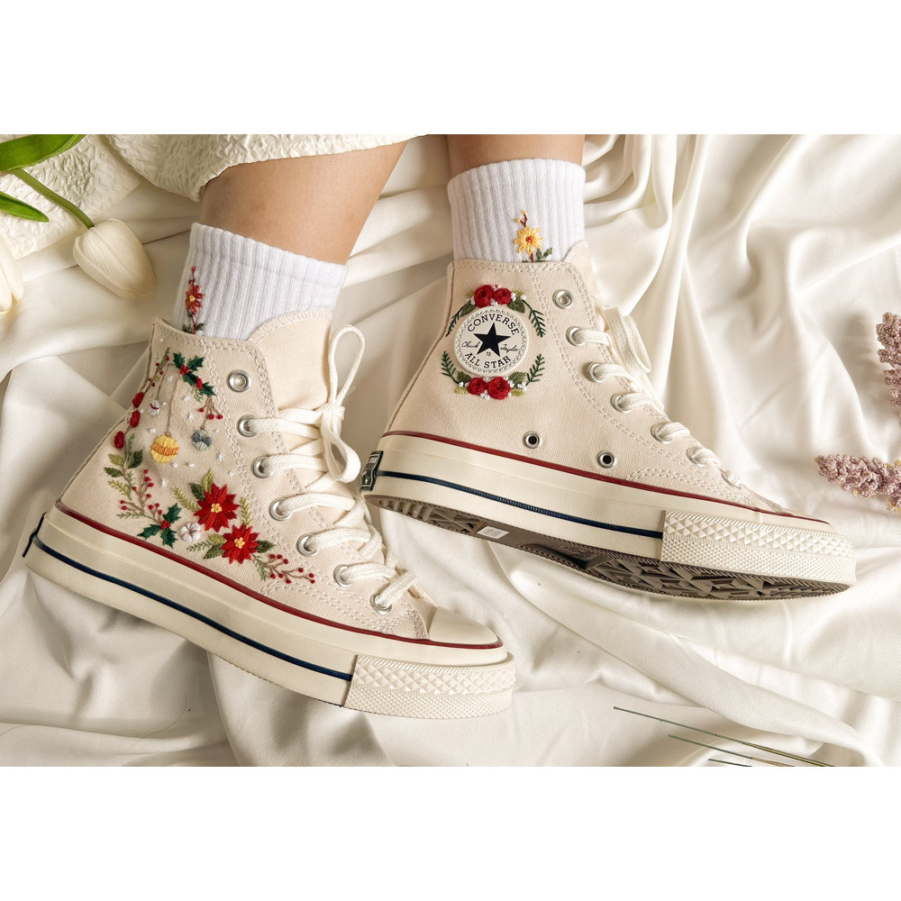Custom Floral Embroidered Shoes, Handmade Embroidered Converse, Converse Custom, Converse Wreath Flower, Custom Flower Chuck Taylor 1970s - 5.jpg