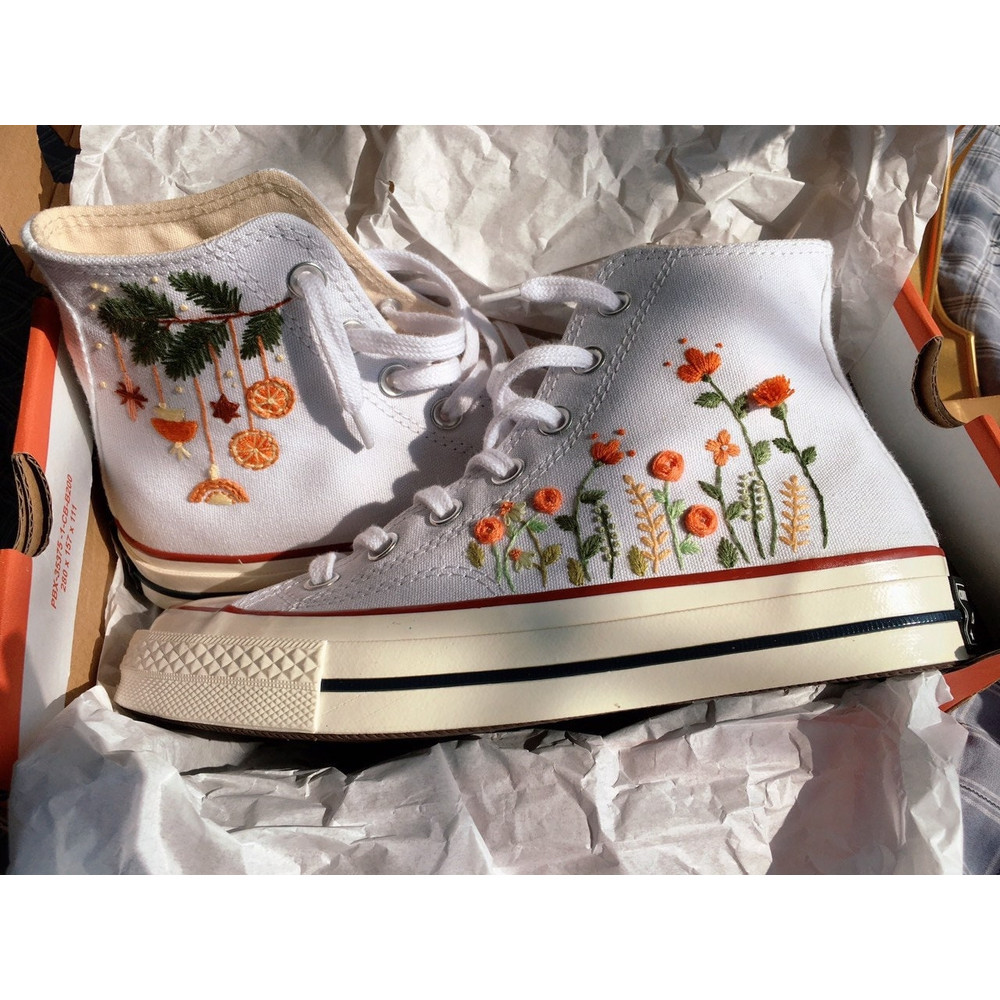 Custom Floral Embroidered Shoes, Handmade Embroidered Converse, Converse Custom, Converse Wreath Flower, Custom Flower Chuck Taylor 1970s - 10.jpg