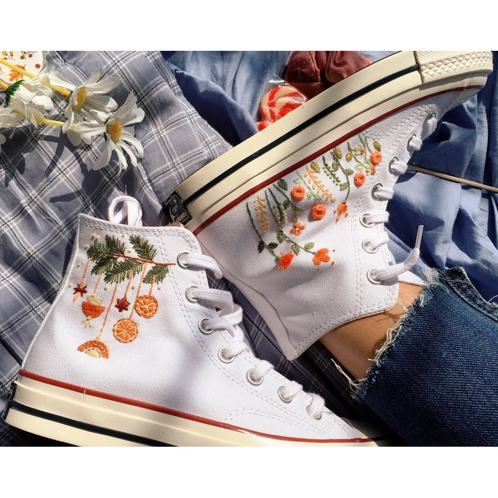 Custom Floral Embroidered Shoes, Handmade Embroidered Converse, Converse Custom, Converse Wreath Flower, Custom Flower Chuck Taylor 1970s - 4.jpg