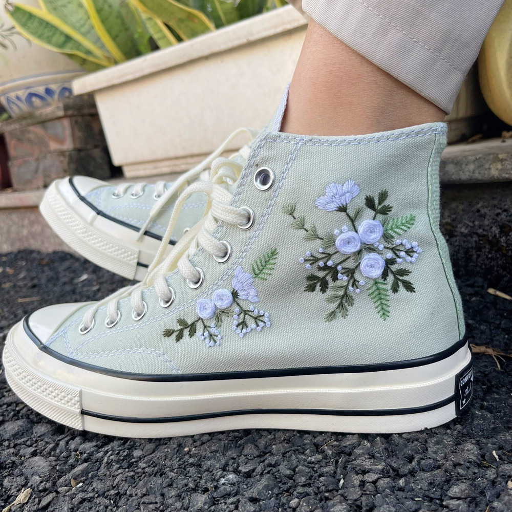 Custom Floral Embroidered Shoes, Handmade Embroidered Converse, Converse Custom, Converse Wreath Flower, Custom Flower Chuck Taylor 1970s - 10.jpg