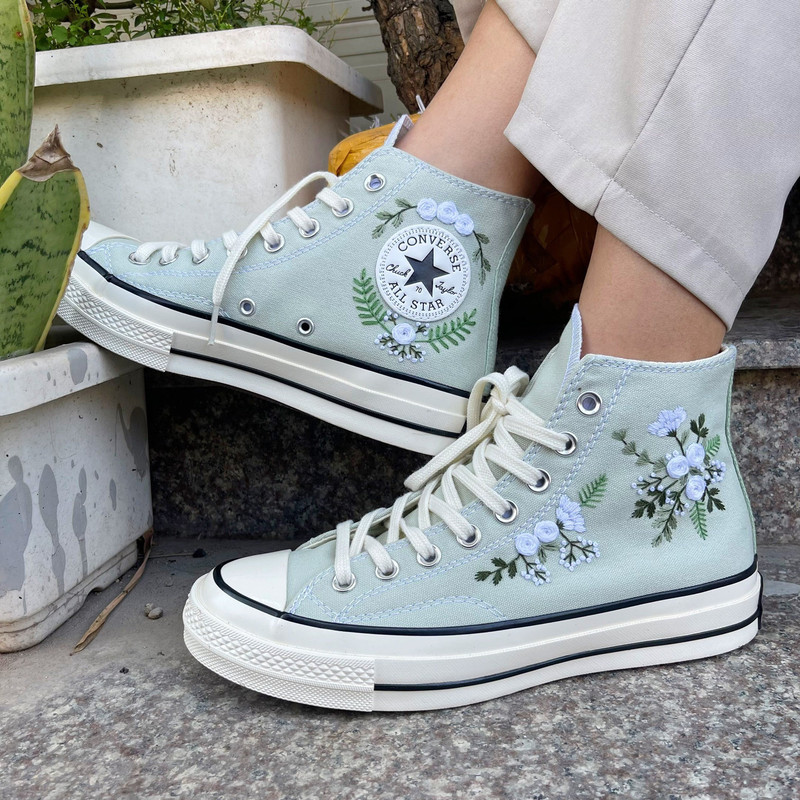 Custom Floral Embroidered Shoes, Handmade Embroidered Converse, Converse Custom, Converse Wreath Flower, Custom Flower Chuck Taylor 1970s - 2.jpg