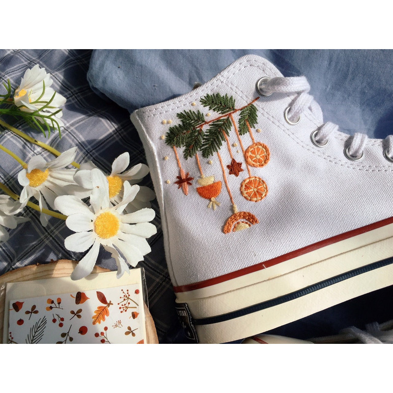 Custom Floral Embroidered Shoes, Handmade Embroidered Converse, Converse Custom, Converse Wreath Flower, Custom Flower Chuck Taylor 1970s - 8.jpg